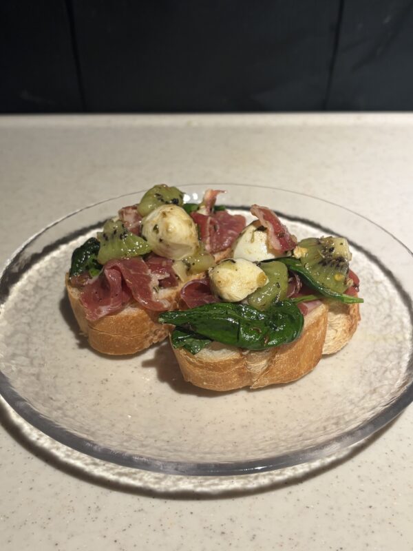 キウイと生ハムのカナッペ